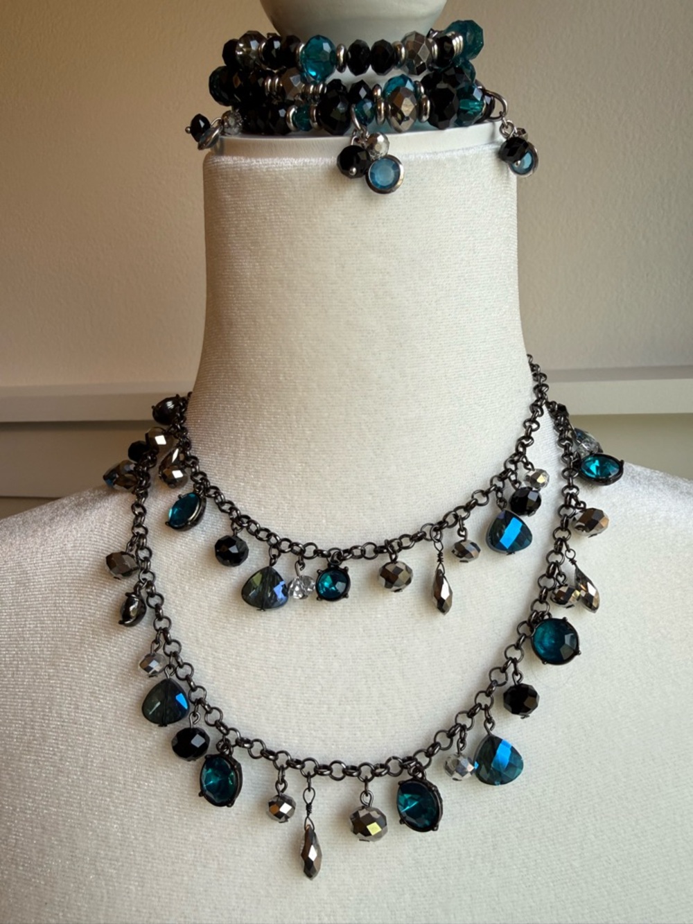 White House Black Market Black and Teal Necklace/Earrings/Bracelet Set